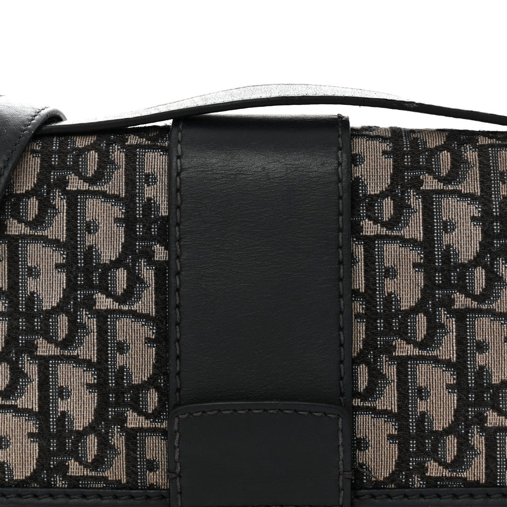 Oblique 30 Montaigne Flap Bag Blue AT My store