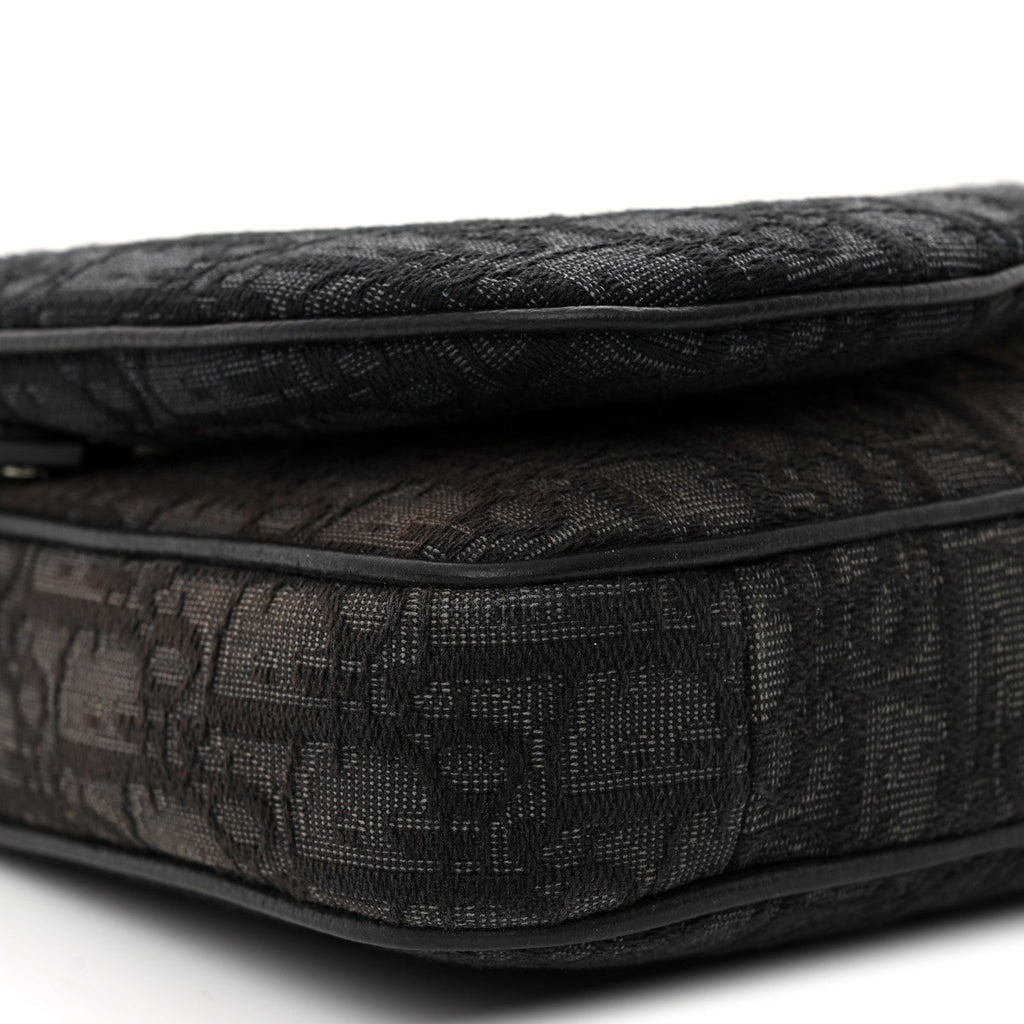 Oblique Saddle Triple Pouch Black AT My store